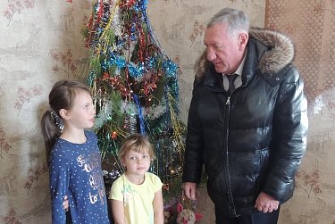 Праздники у новогодней елки